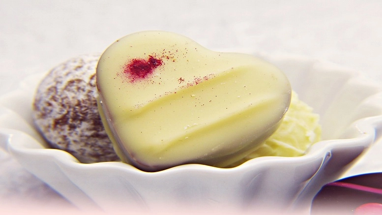 Qmee recipes – white chocolate & raspberry tart for Valentine’s Day