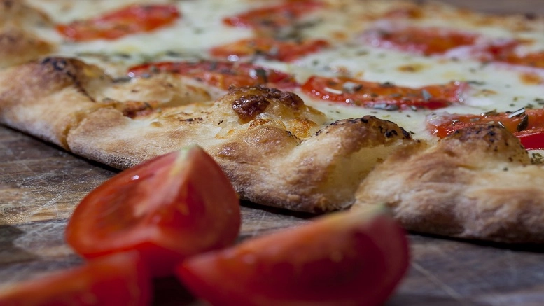 Qmee recipes – frying pan pizza with aubergine, ricotta & mint
