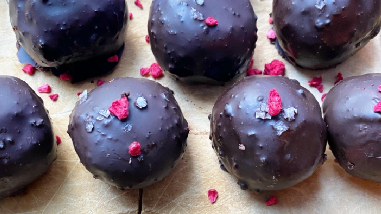 Qmee recipes: quick & easy! Date & walnut energy balls