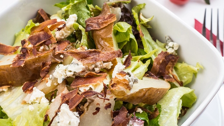 Qmee recipes – Caesar salad with roast chicken & bacon