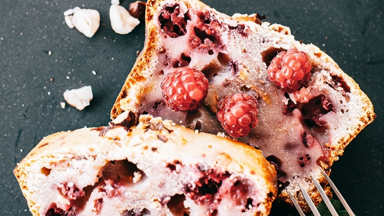 Qmee Recipes – Summer fruit drizzle cake